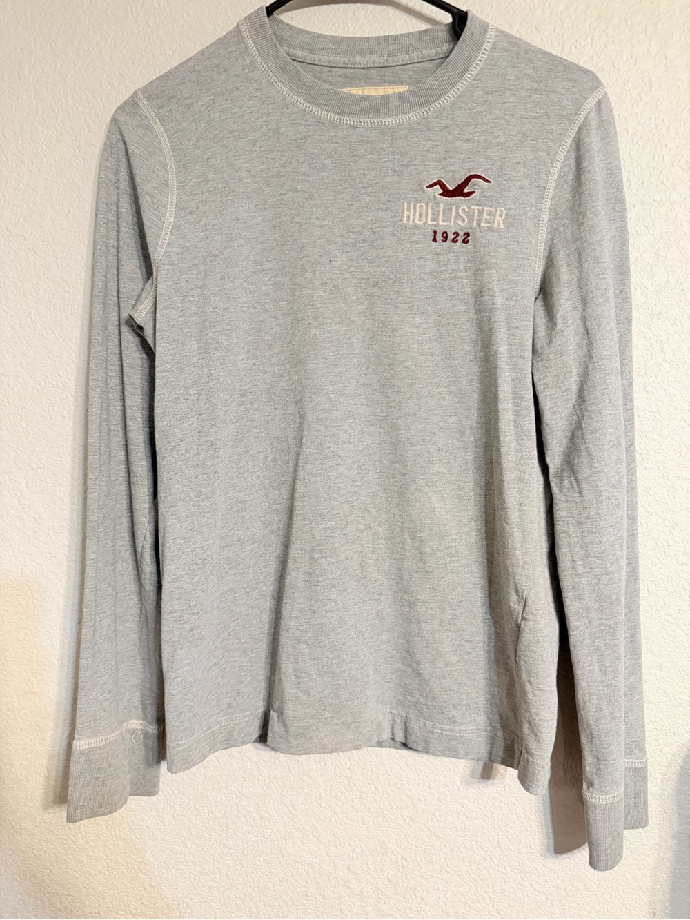 Hollister Men's Heather Light Gray Long-Sleeve Crew Tee with Maroon Logo